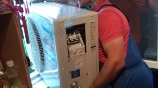 Panasonic klima uredjaj CS-RE12RKEW priprema za postavljanje na nosace