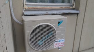Daikin spoljasnja sa uredno izbandaziranom izolacijom