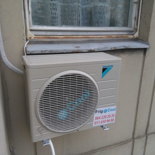 Daikin spoljasnja sa uredno izbandaziranom izolacijom